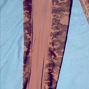Fabletics 2x black and gray camo leggings